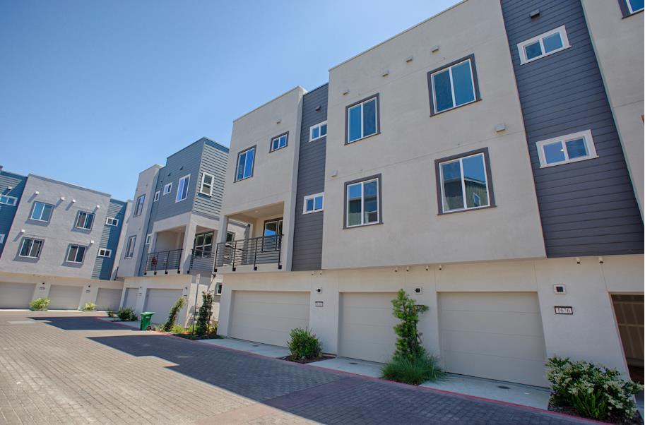 1672 17th Street Oakland, CA 94607 - Photo 2 of 24 a front view of a multi story building