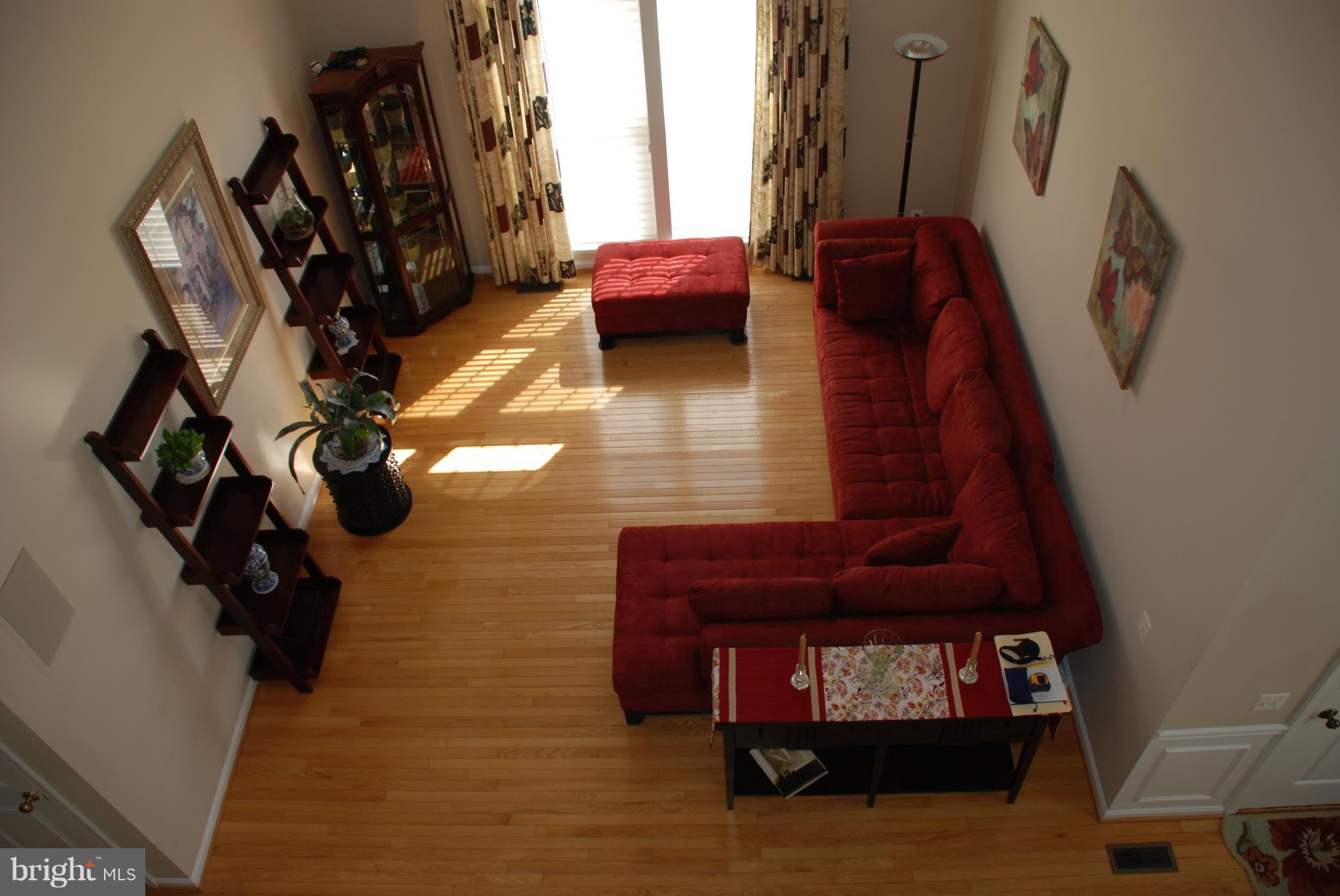 Hardwood flooring & Vaulted Ceilings