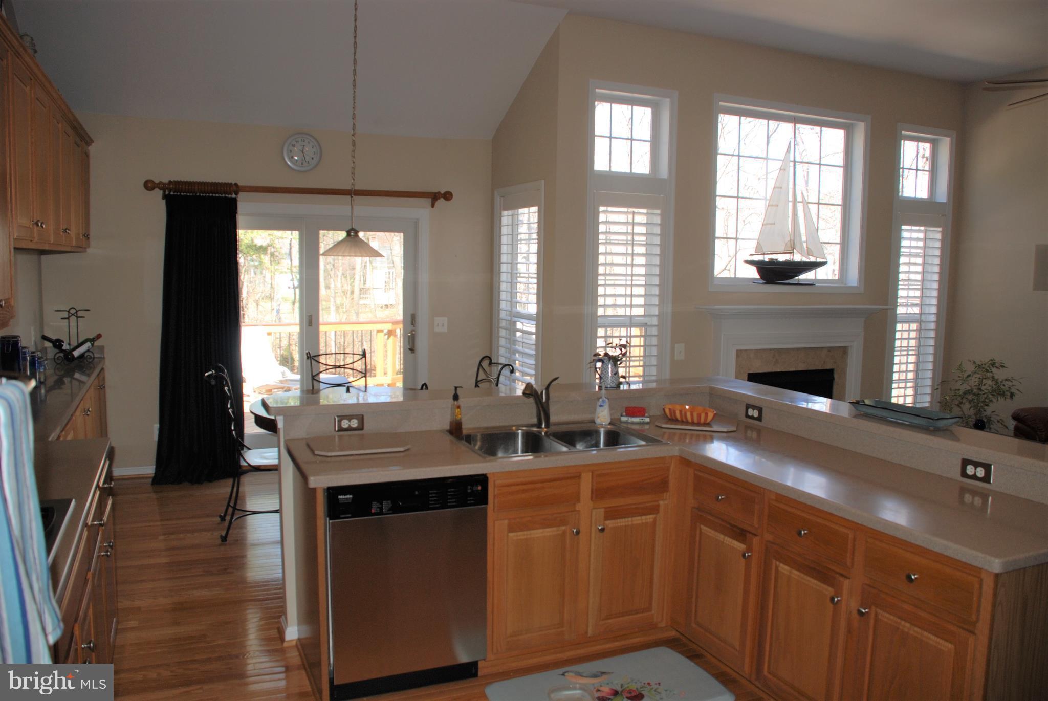 Hdwd, Cabinets Galore, adj Breakfast Nook