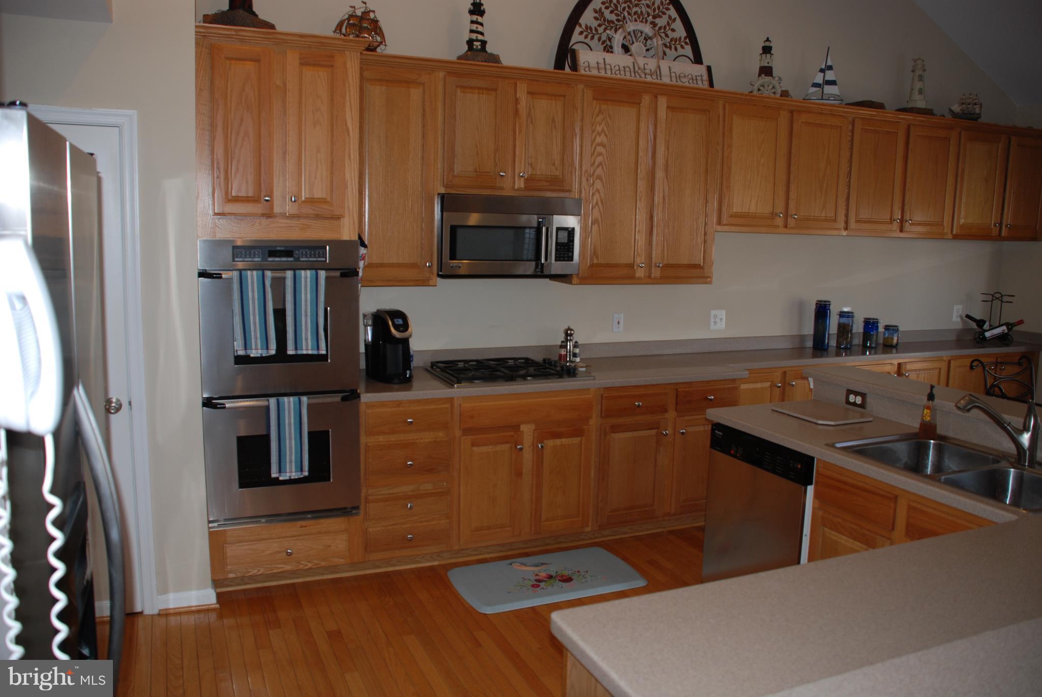12382 Brown Fox Way Reston, VA 20191 - Photo 8 of 21 Stainless App, Flat top range, Corian Counter