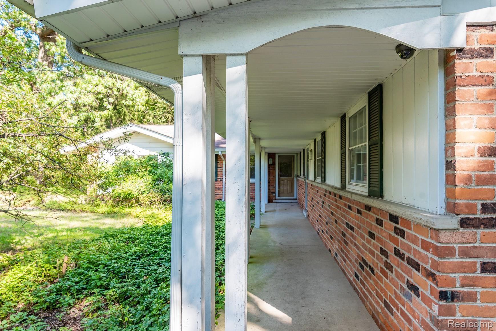 1315 Lone Pine Road Bloomfield Hills, MI 48302 - Photo 4 of 40 DSC_5301.jpg