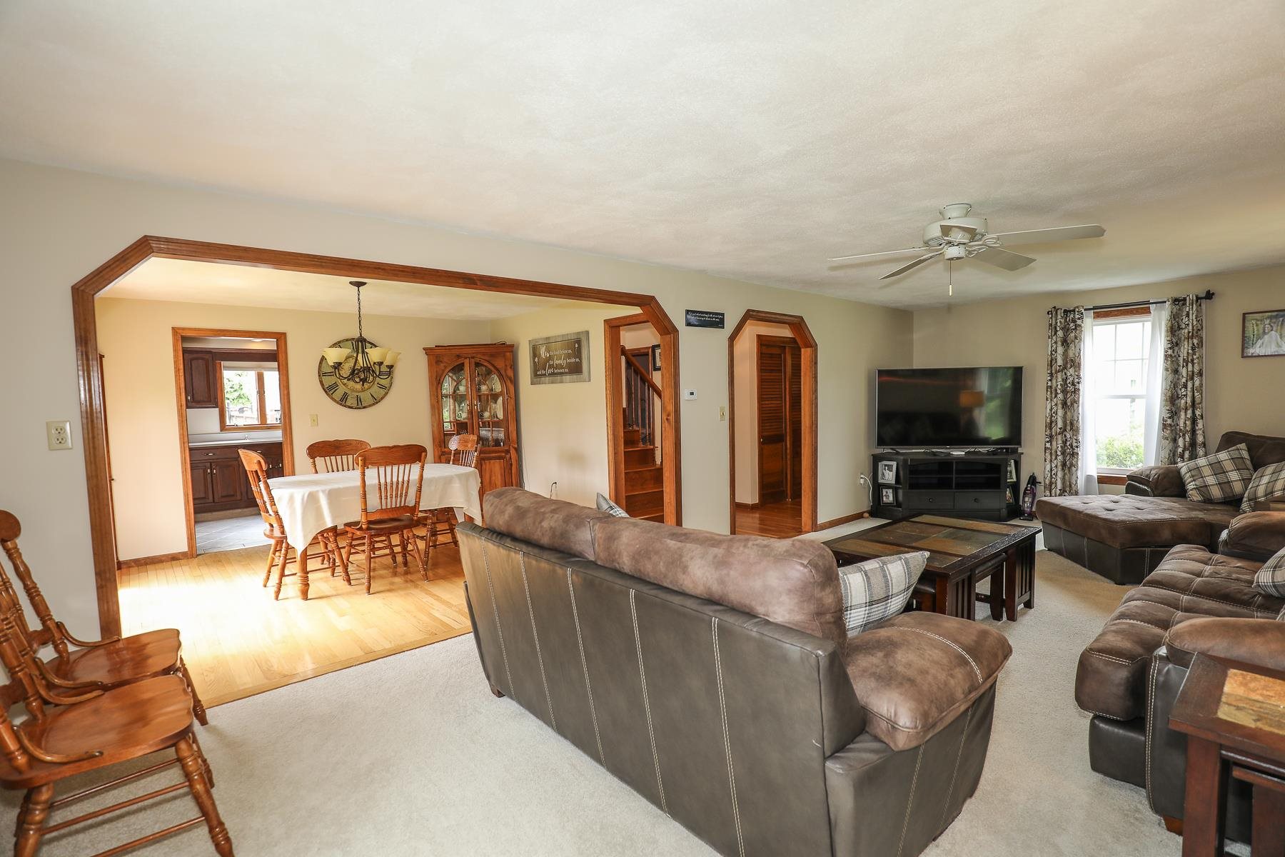 513 Mammoth Road Pelham, NH 03076 - Photo 16 of 40