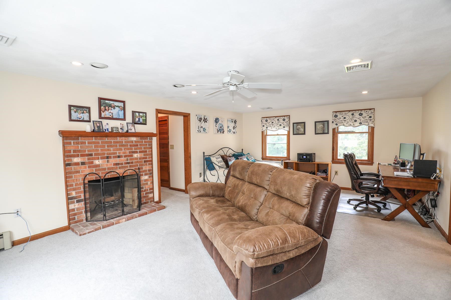 513 Mammoth Road Pelham, NH 03076 - Photo 23 of 40