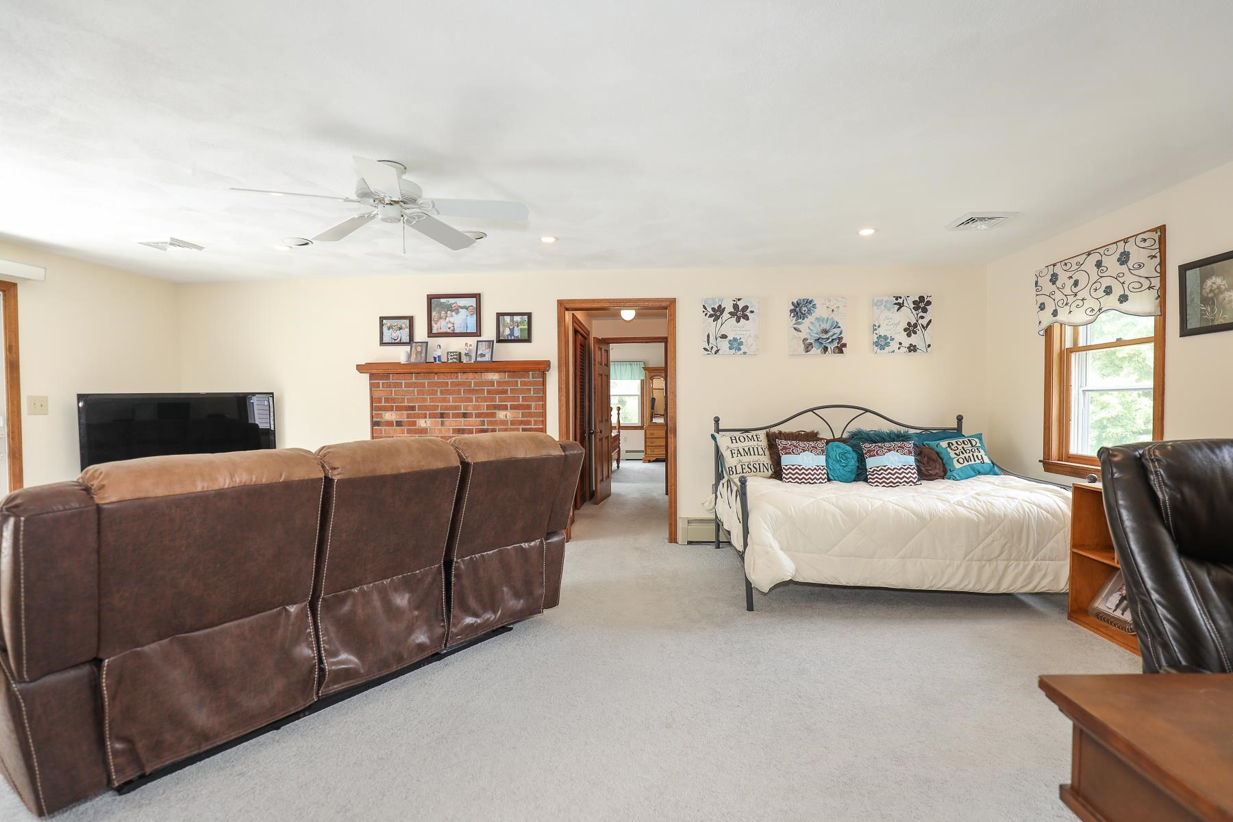 513 Mammoth Road Pelham, NH 03076 - Photo 24 of 40