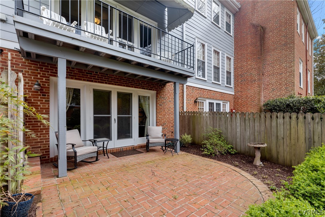 300 North Ridge Road, Unit 33 Henrico, VA 23229 - Photo 39 of 40 a view of a building with potted plants and a table under an umbrella