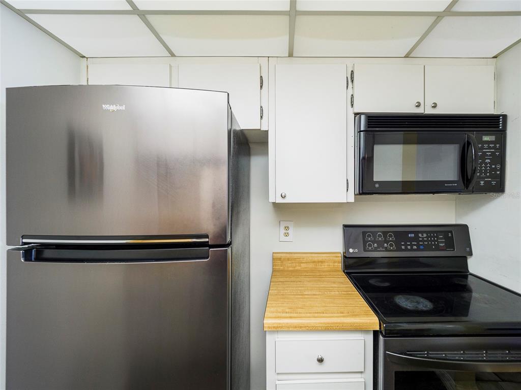 3235 South Beneva Road, Unit 101 Sarasota, FL 34232 - Photo 17 of 36 a kitchen with appliances and a microwave