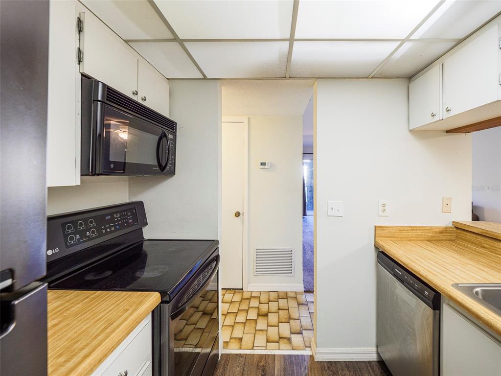 3235 South Beneva Road, Unit 101 Sarasota, FL 34232 - Photo 18 of 36 a kitchen with a stove and a microwave