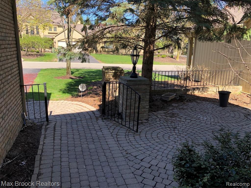 6455 Noble Road West Bloomfield, MI 48322 - Photo 4 of 44