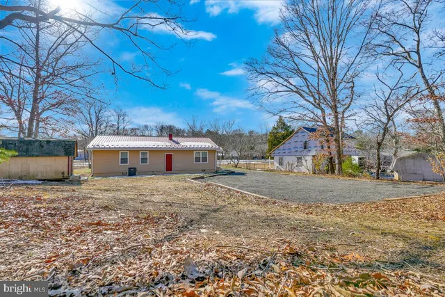 a view of a house with backyard and garden