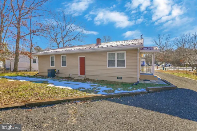 a view of a house with backyard