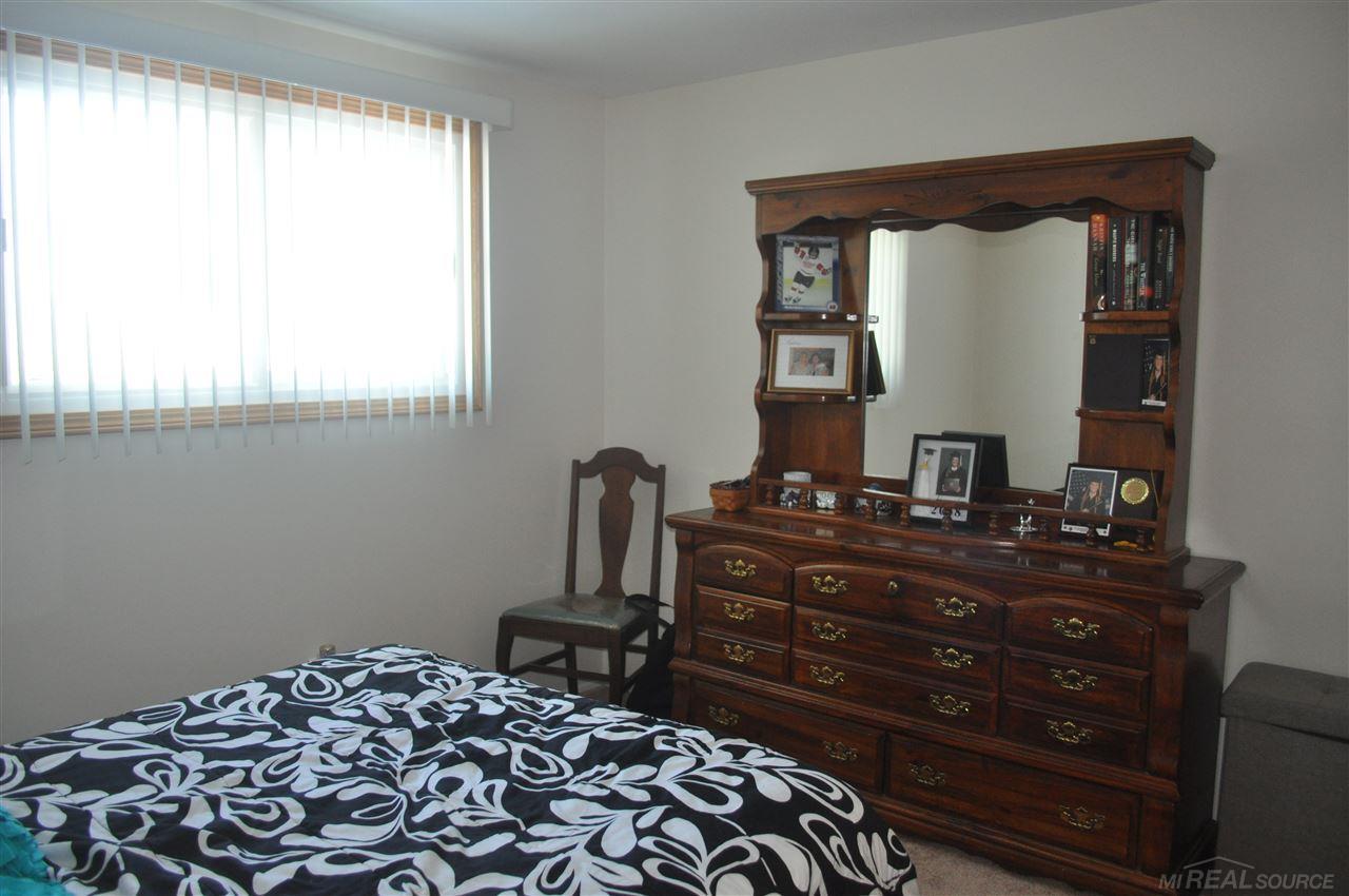 7041 Hatchery Road Waterford, MI 48327 - Photo 29 of 35 31367714-28.JPG