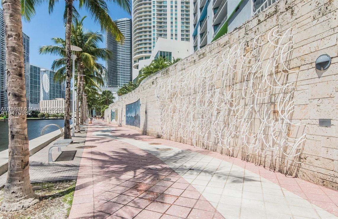 335 South Biscayne Boulevard, Unit UPH02 Miami, FL 33131 - Photo 38 of 40 River path