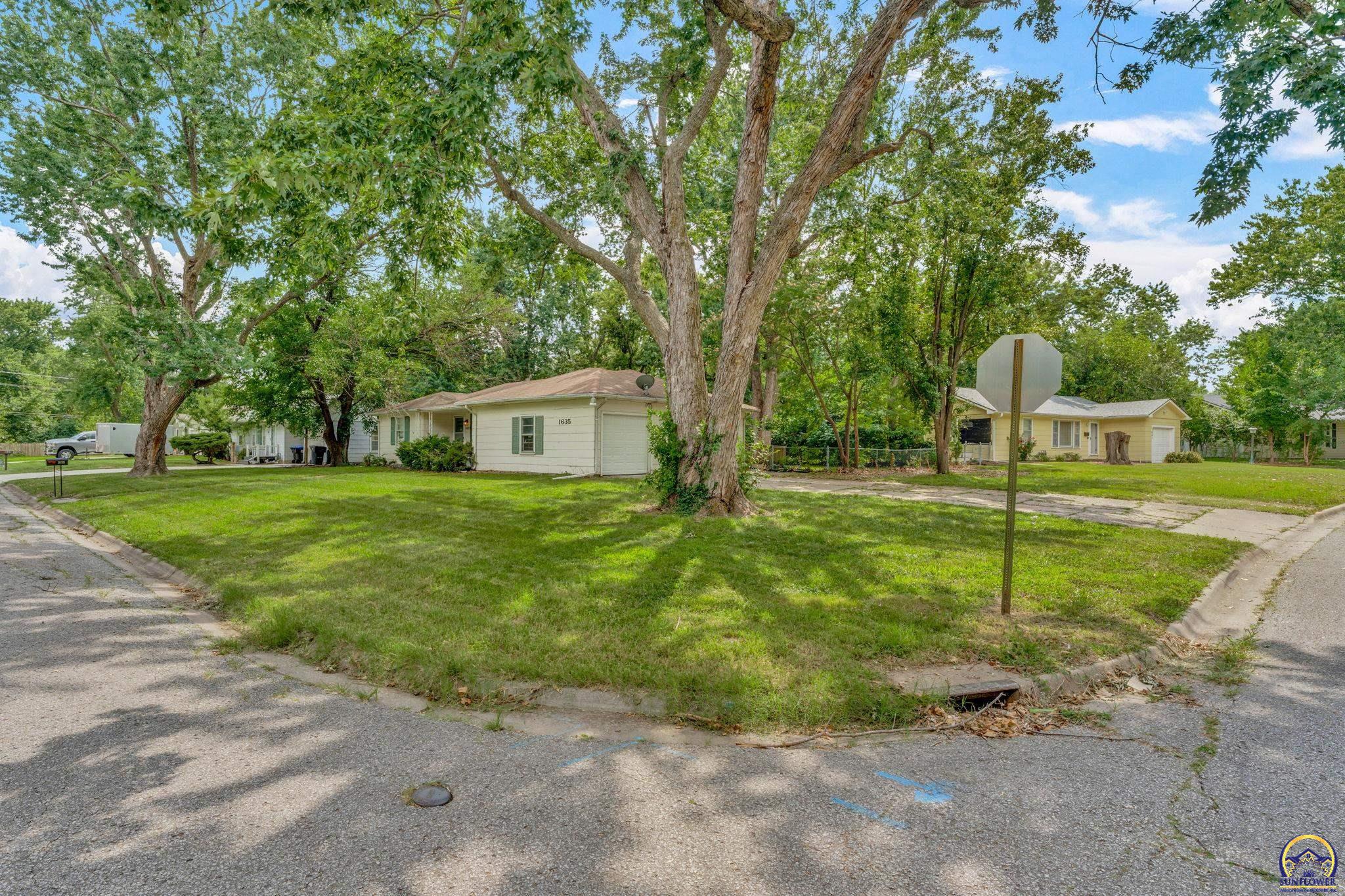 1635 Southwest Burnett Road Topeka, KS 66604 - Photo 35 of 36