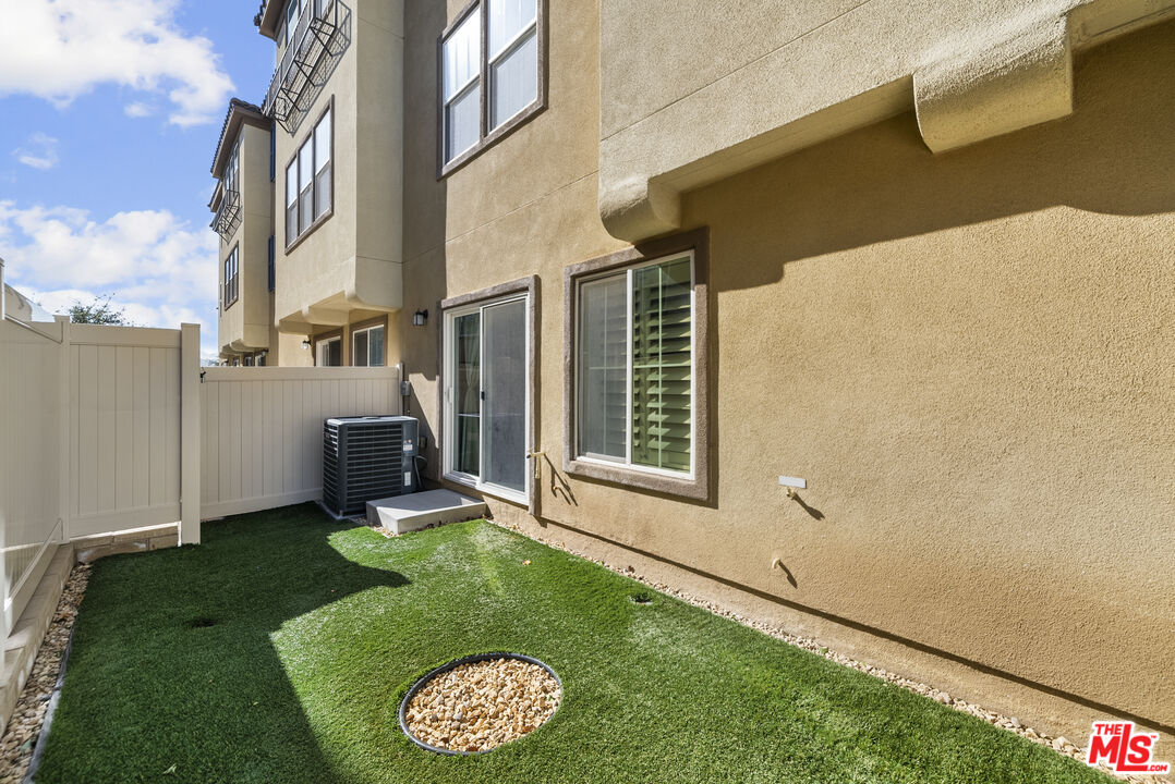 22157 Barrington Way Saugus, CA 91350 - Photo 39 of 48