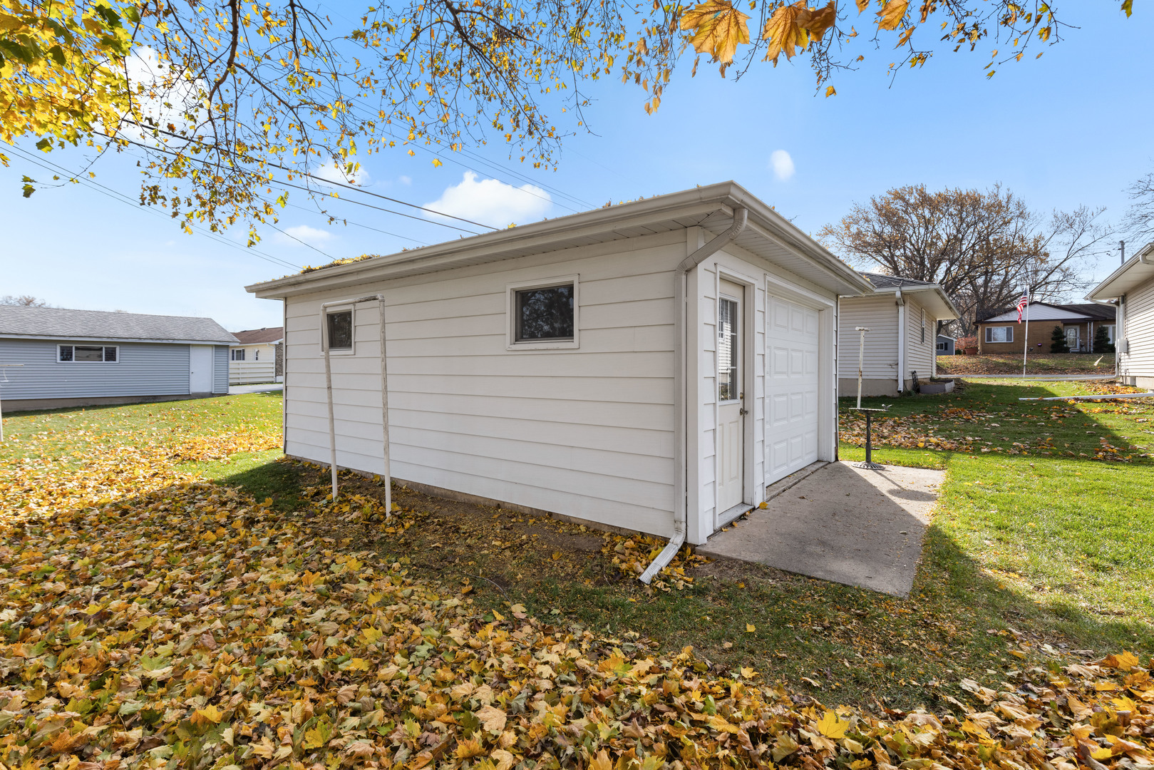 539 Riley Drive Marengo, IL 60152 - Photo 16 of 17 a backyard of a house with swimming pool table and chairs