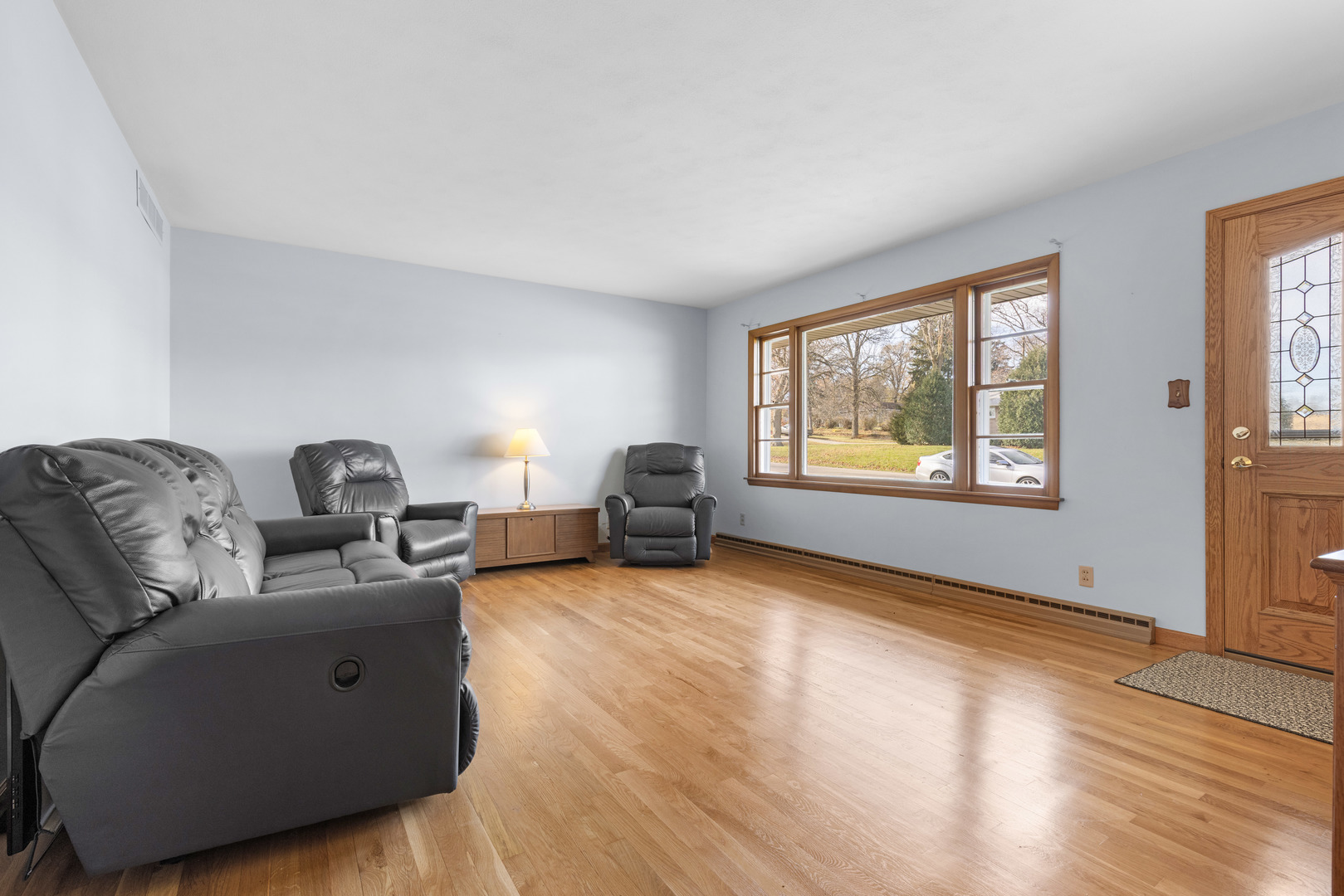 539 Riley Drive Marengo, IL 60152 - Photo 3 of 17 a living room with furniture and a window