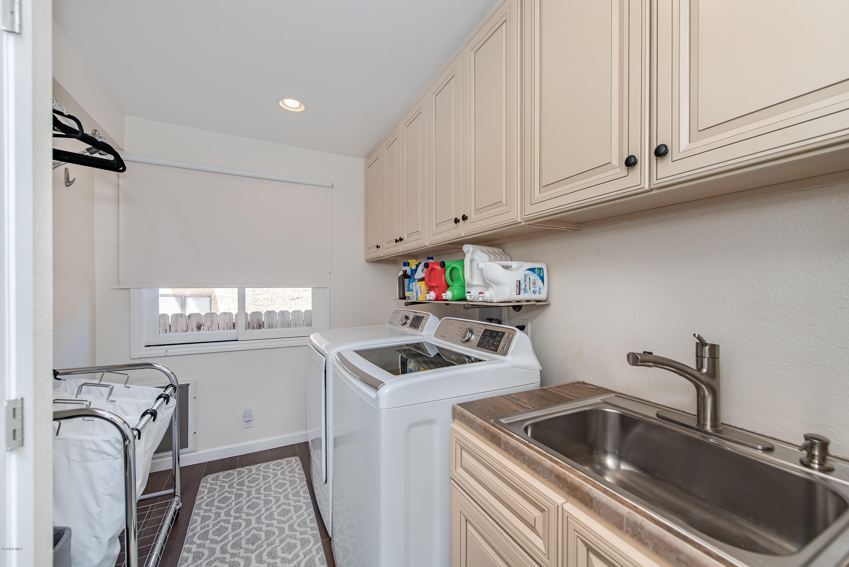 1242 Rambling Road Simi Valley, CA 93065 - Photo 27 of 81 1242 Rambling Rd Simi Valley-24