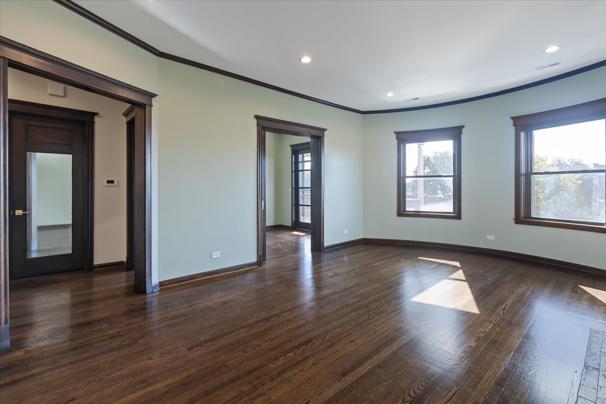 442-444 East 48th Street, Unit 2E Chicago, IL 60615 - Photo 11 of 28 a view of an empty room with wooden floor and a window