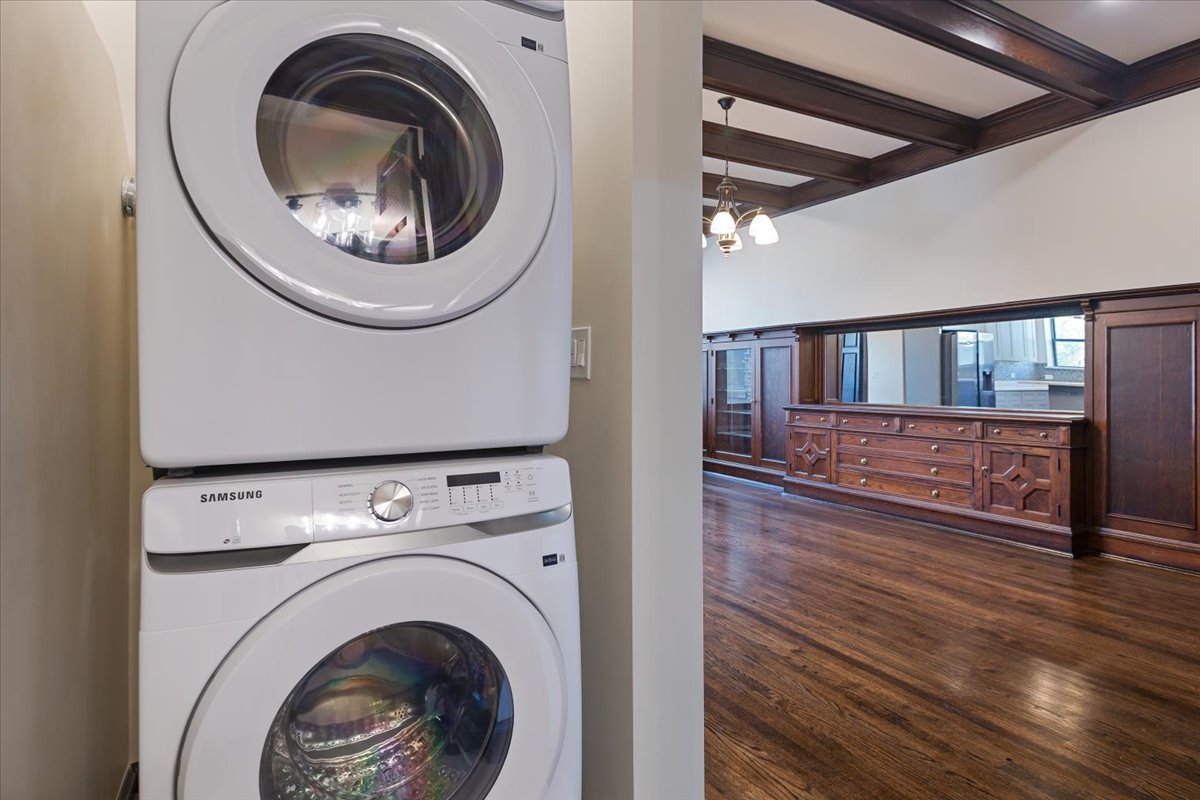 442-444 East 48th Street, Unit 2E Chicago, IL 60615 - Photo 19 of 28 a view of a bedroom with washer and dryer