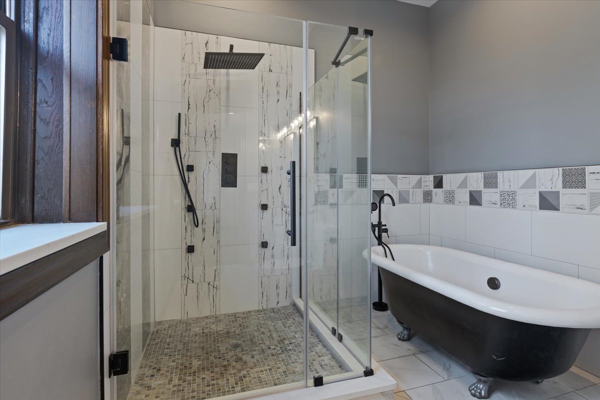442-444 East 48th Street, Unit 2E Chicago, IL 60615 - Photo 22 of 28 a bathroom with a bathtub and a shower
