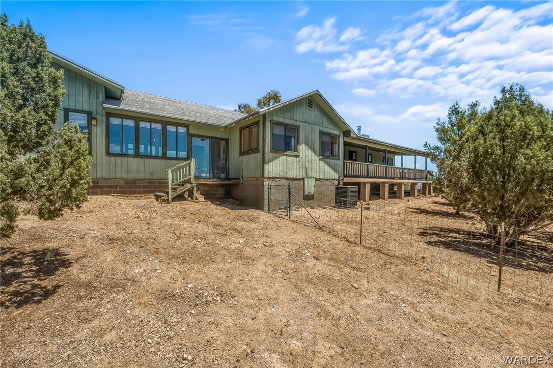 2401 North Stephan Road Kingman, AZ 86401 - Photo 20 of 92 a front view of a house with a yard
