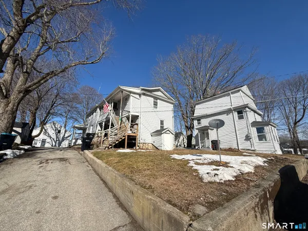 a view of a yard with a house
