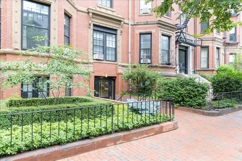 $925,000 | 133 Marlborough Street, Unit 7, Boston, MA 02116