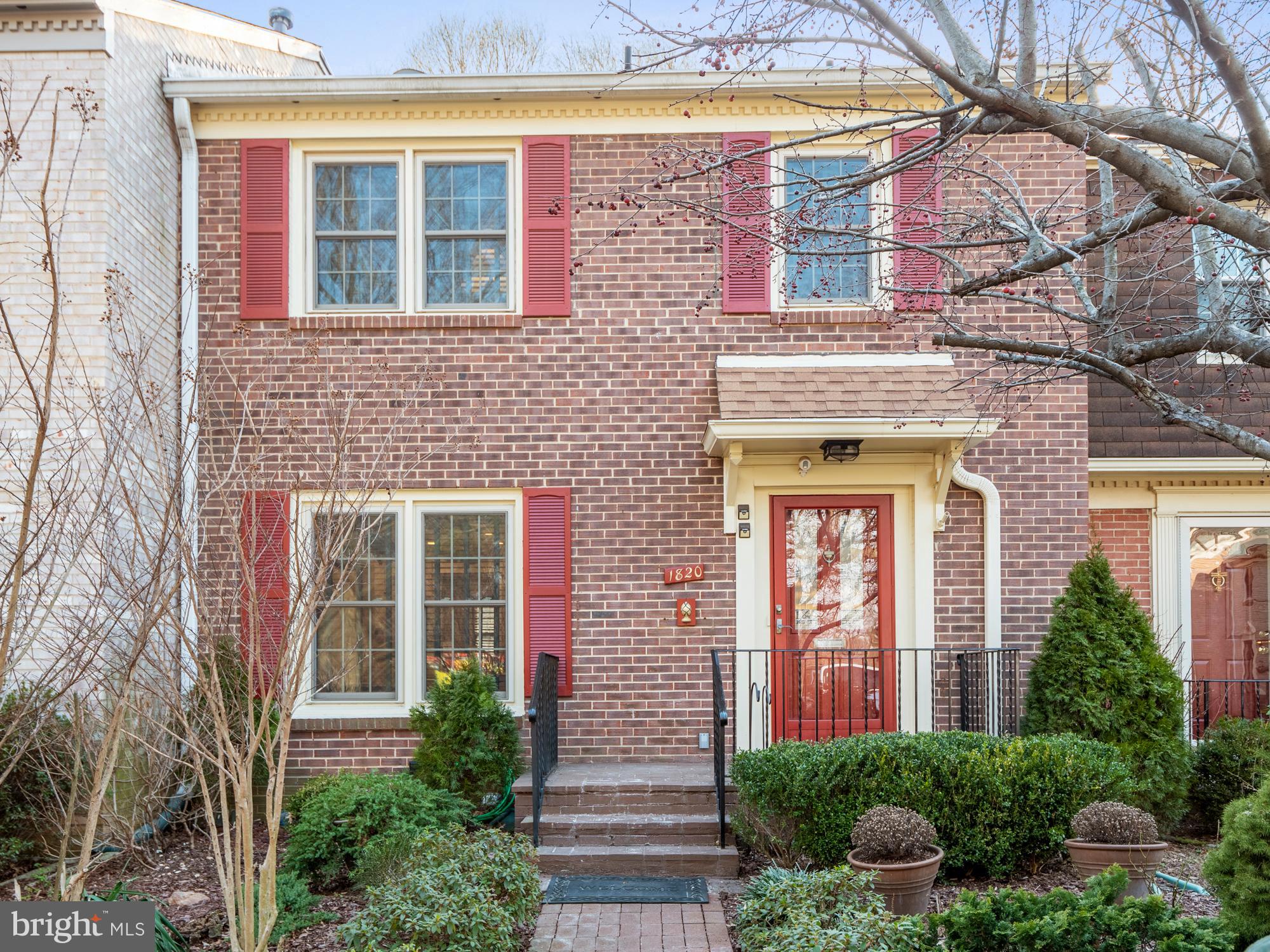 1820 Golf View Court Reston, VA 20190 - Photo 2 of 29 Gallery Image 2