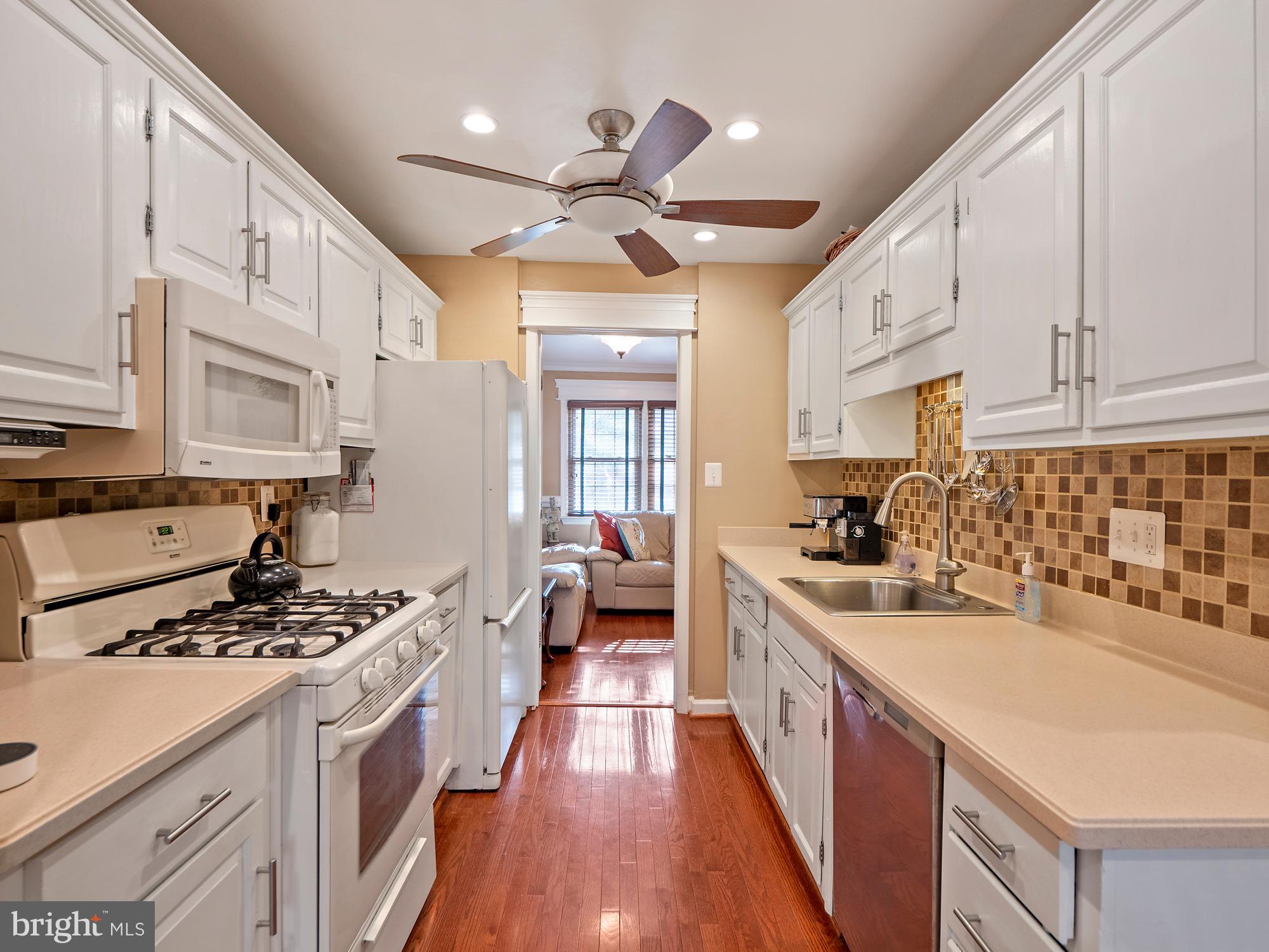 1820 Golf View Court Reston, VA 20190 - Photo 3 of 29 Gallery Image 3