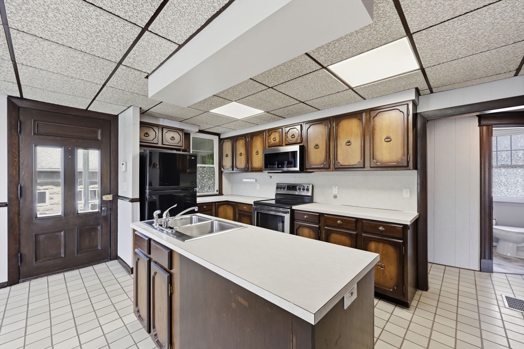 585 Armory Street Springfield, MA 01104 - Photo 13 of 40