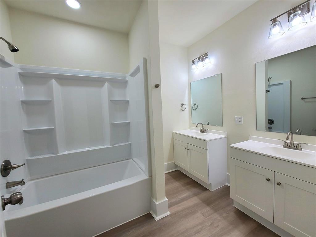 110 West Morton Street Denison, TX 75021 - Photo 15 of 26 Guest bath