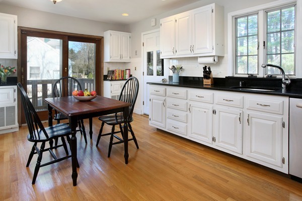8 Maple Road Wellesley, MA 02481 - Photo 4 of 9
