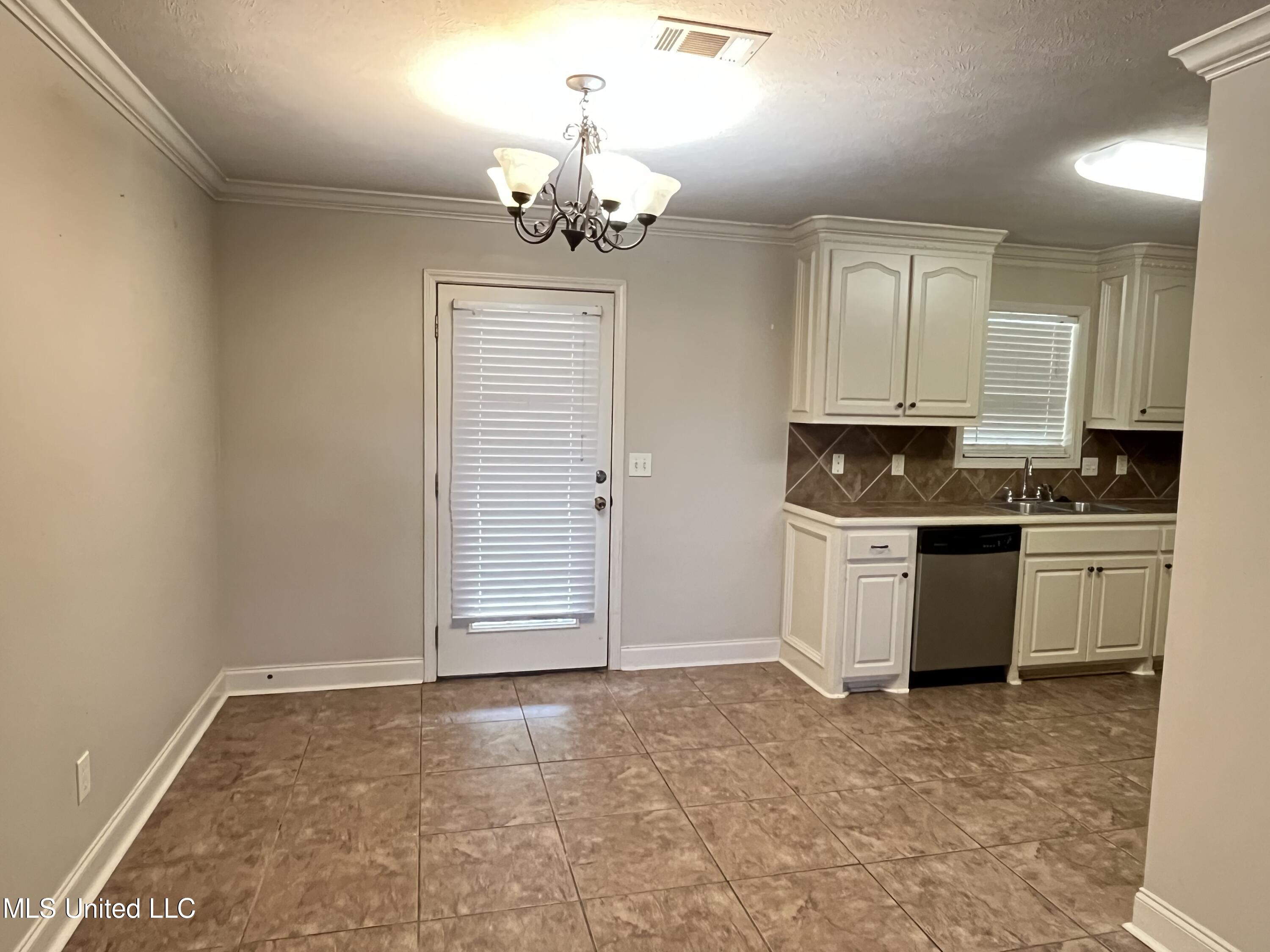 533 Roxbury Place Florence, MS 39073 - Photo 5 of 25 DD079CA3-91D1-4980-A30B-2502DEF2901D