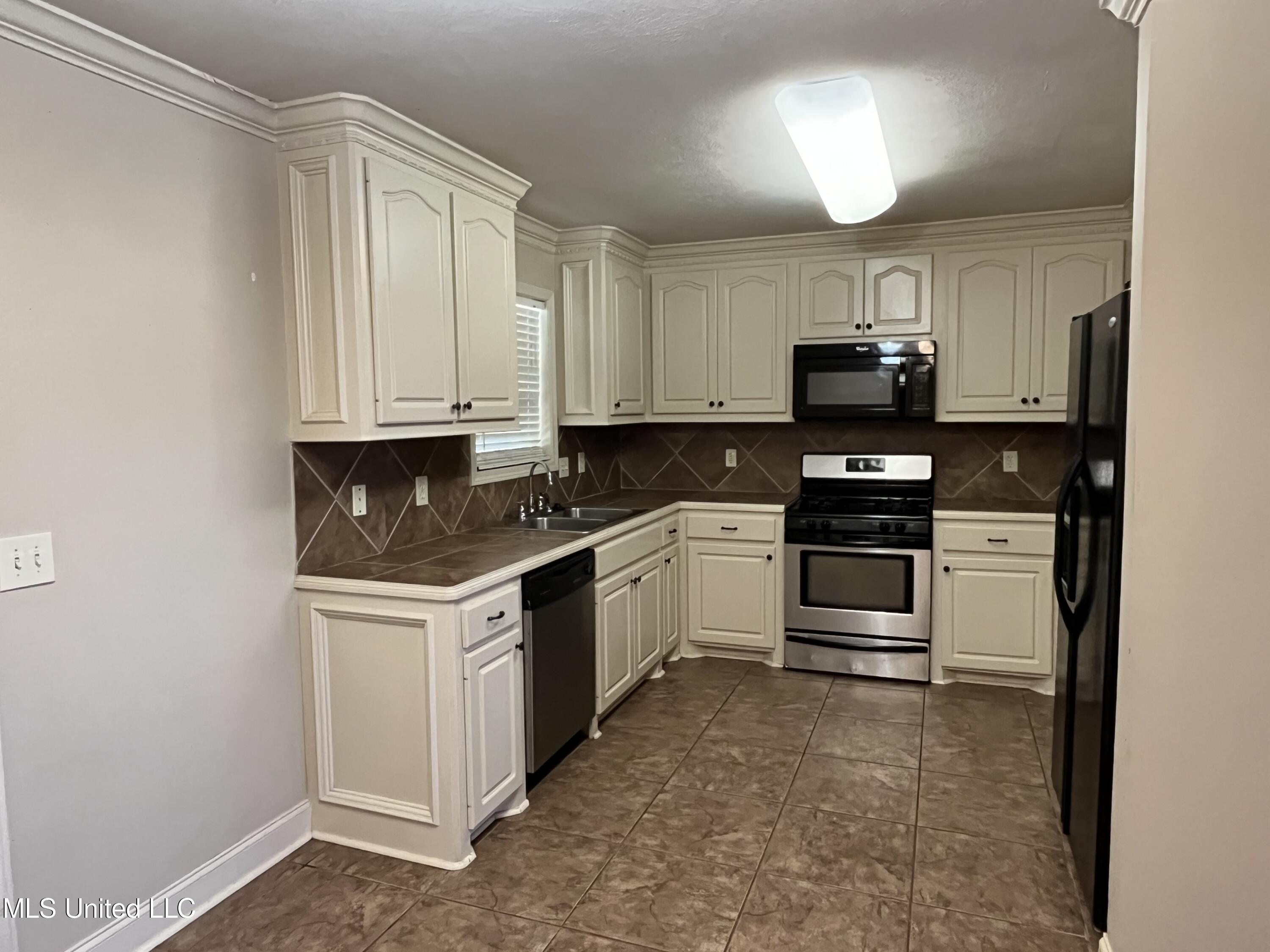 533 Roxbury Place Florence, MS 39073 - Photo 6 of 25 B55B3497-F88D-4E8B-ADC6-6203441BF172