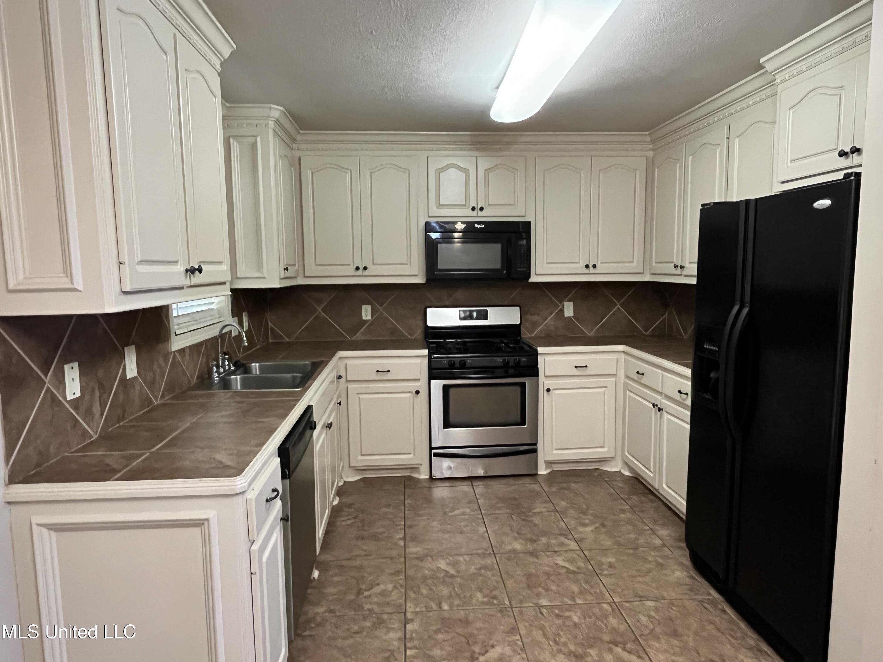 533 Roxbury Place Florence, MS 39073 - Photo 7 of 25 F52E12FA-7E94-499B-B4A6-B6649D2F0BFE