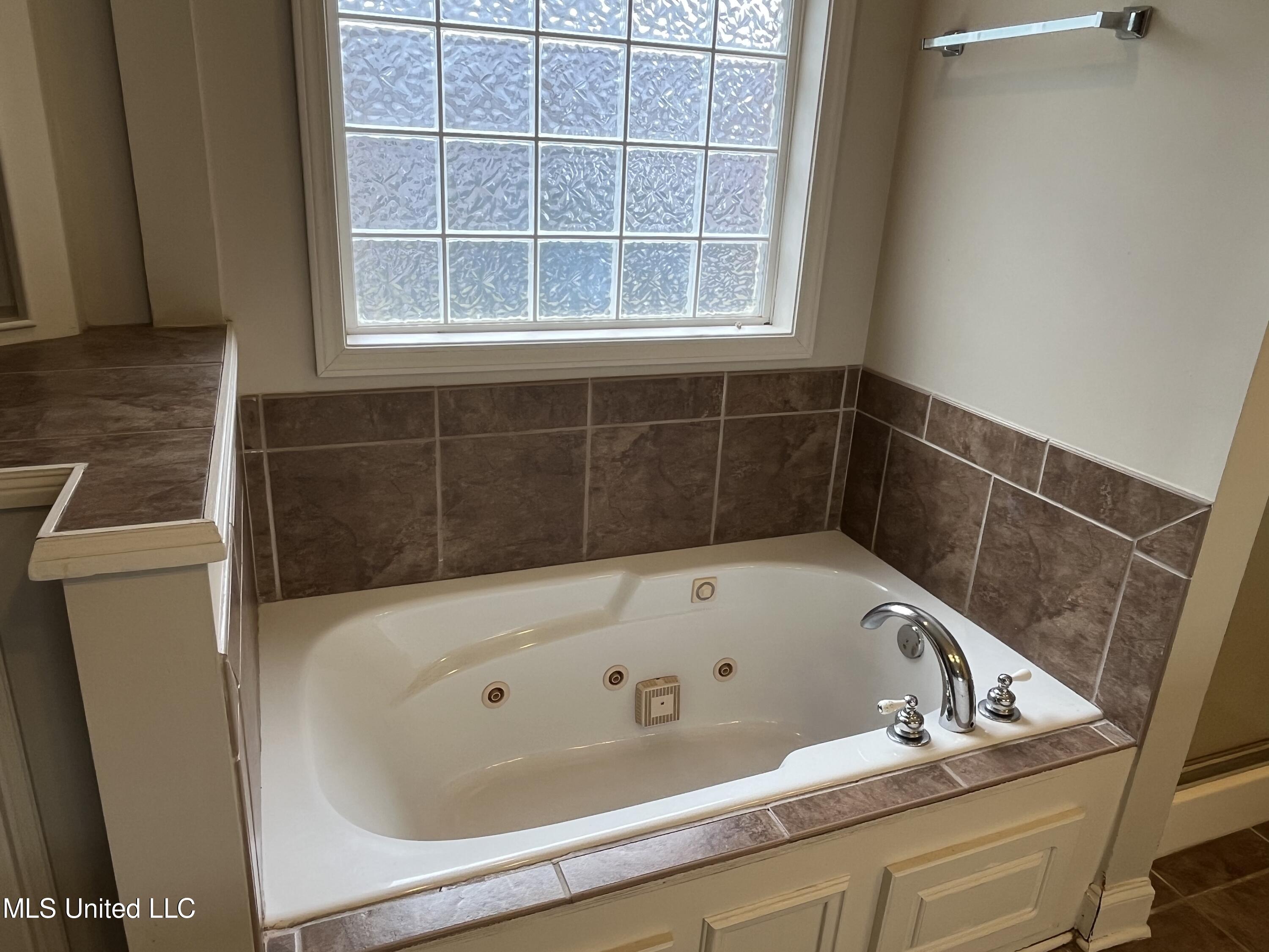 533 Roxbury Place Florence, MS 39073 - Photo 10 of 25 9118A9C1-2A6F-47CE-B1D2-8EC1BFE48499