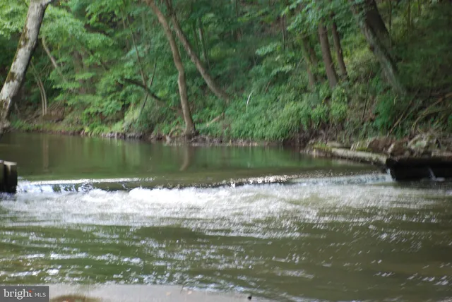 a sign that is sitting on a wooden wall