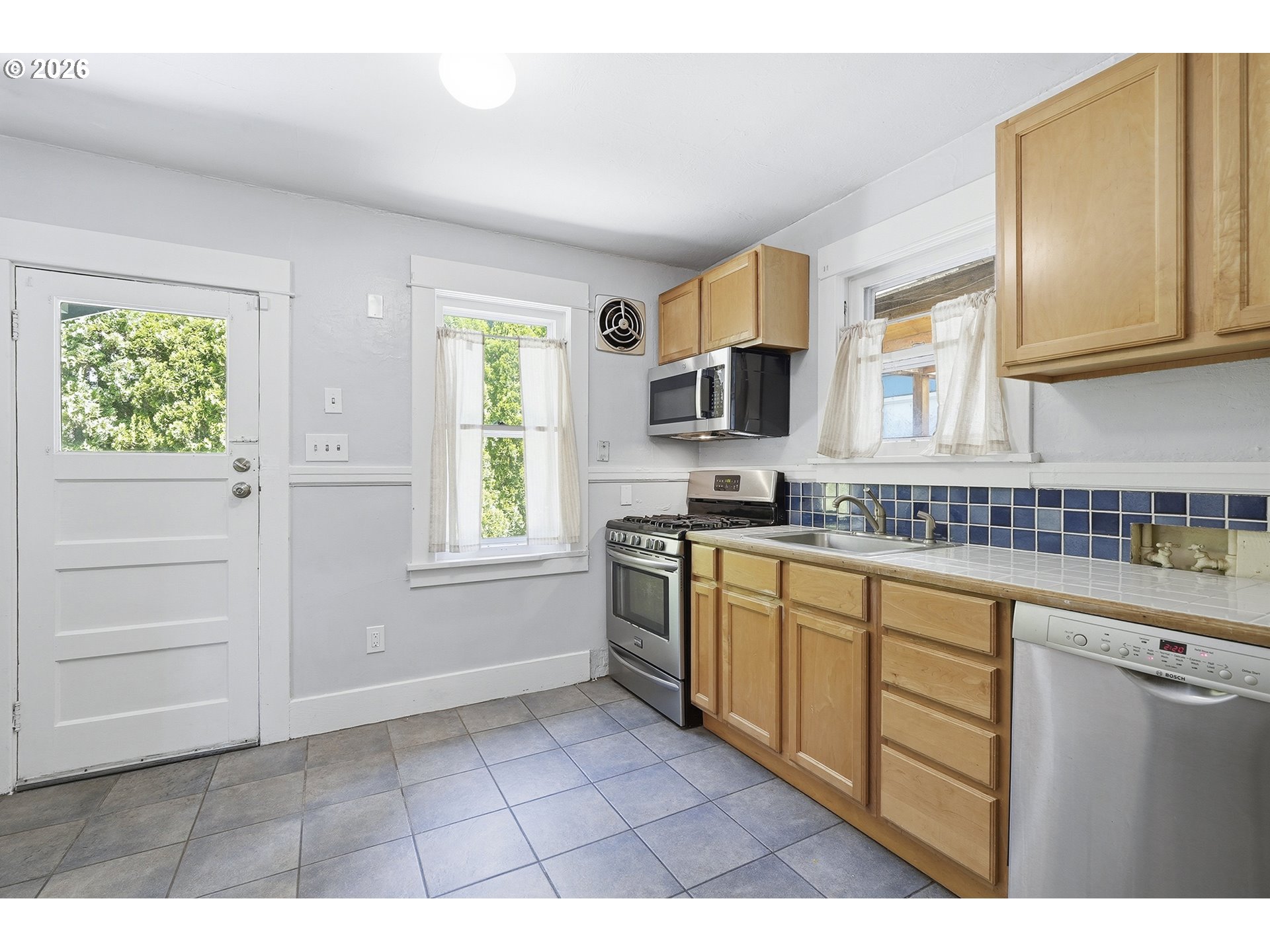 7464 Southwest 53rd Avenue Portland, OR 97219 - Photo 10 of 32