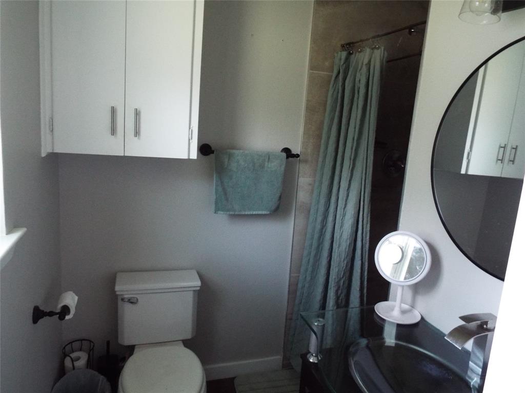 808 Shady Trail Athens, TX 75751 - Photo 3 of 22 a bathroom with a toilet and a mirror