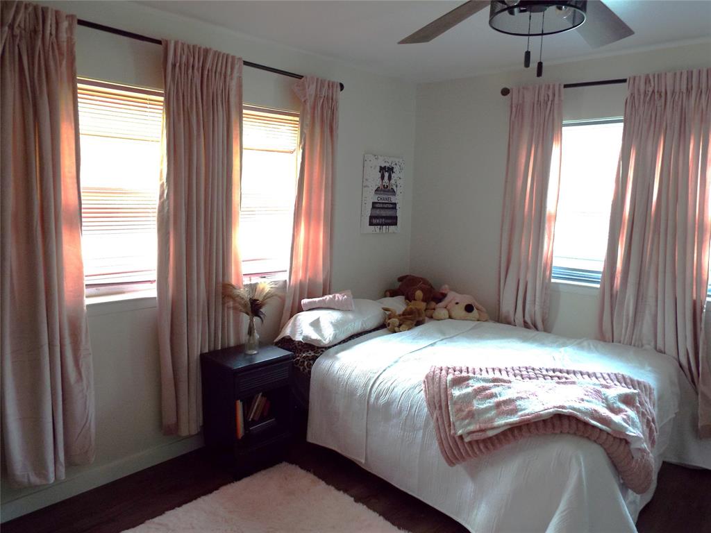 808 Shady Trail Athens, TX 75751 - Photo 4 of 22 a bedroom with a bed and a window