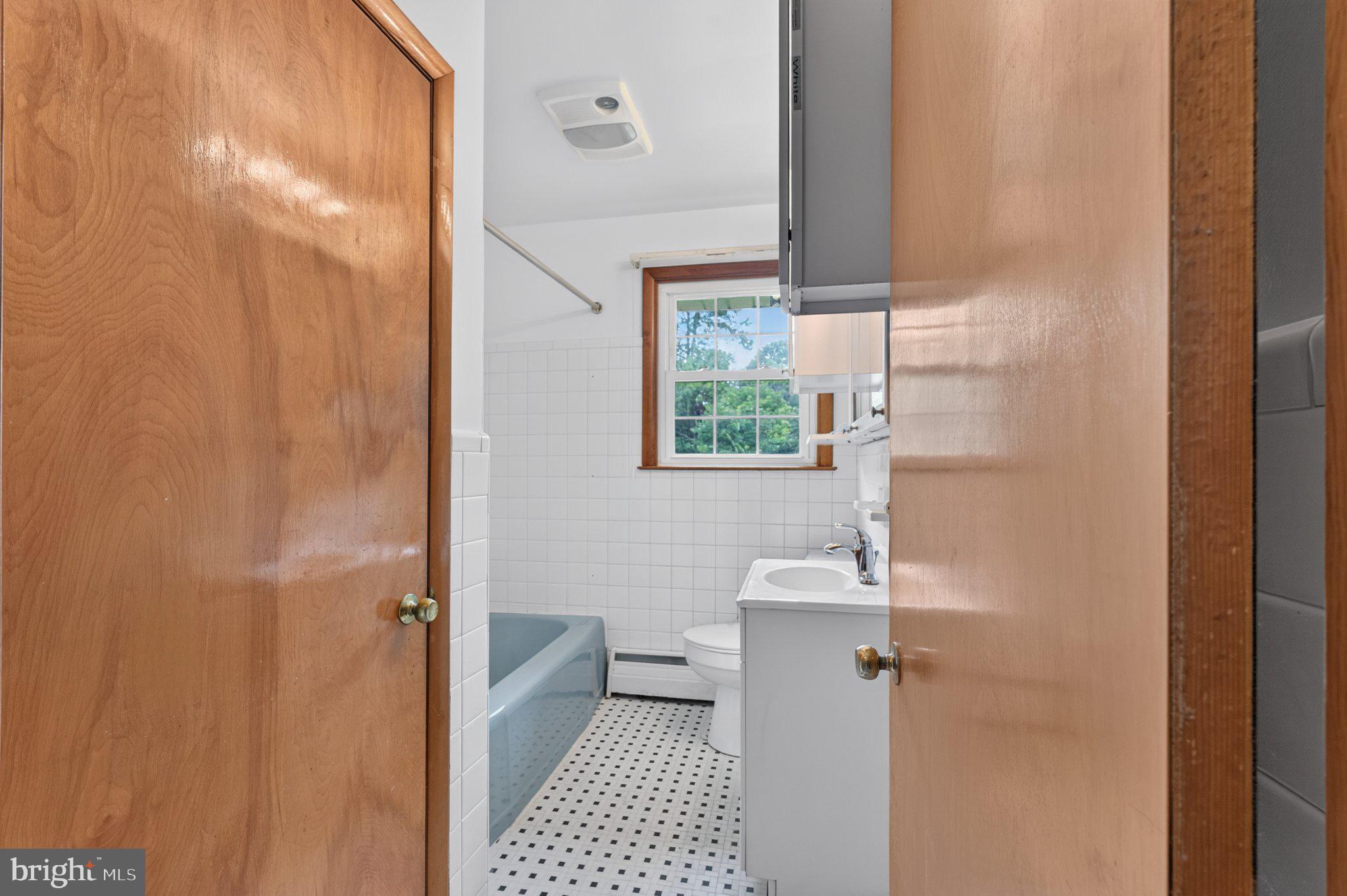 571 Salem Church Road Newark, DE 19702 - Photo 10 of 44 Bathroom