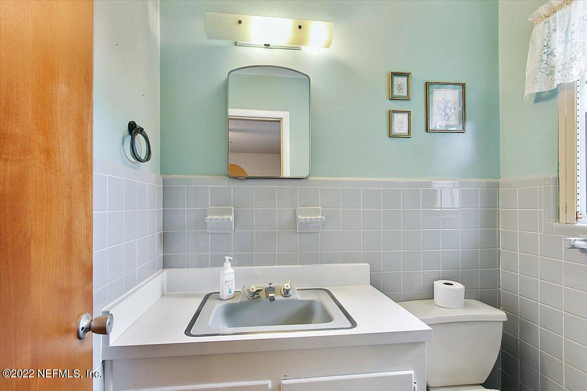 917 Carlotta Road West Jacksonville, FL 32211 - Photo 9 of 12 09-Primary Bathroom