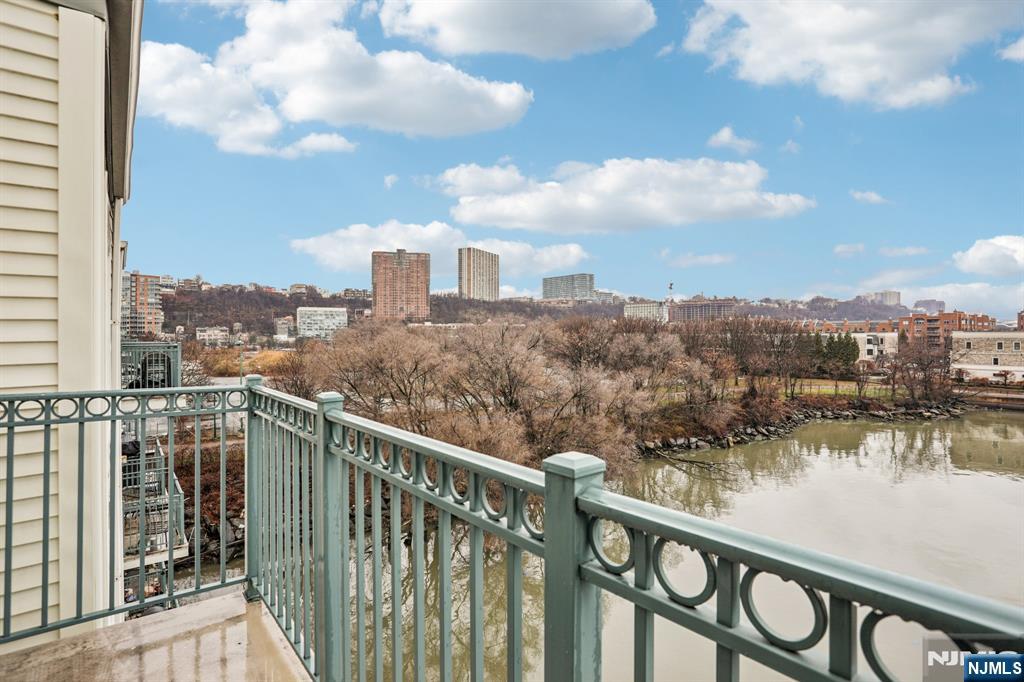 343 The Promenade, Unit 343 Edgewater, NJ 07020 - Photo 29 of 38 a view of a city from a balcony