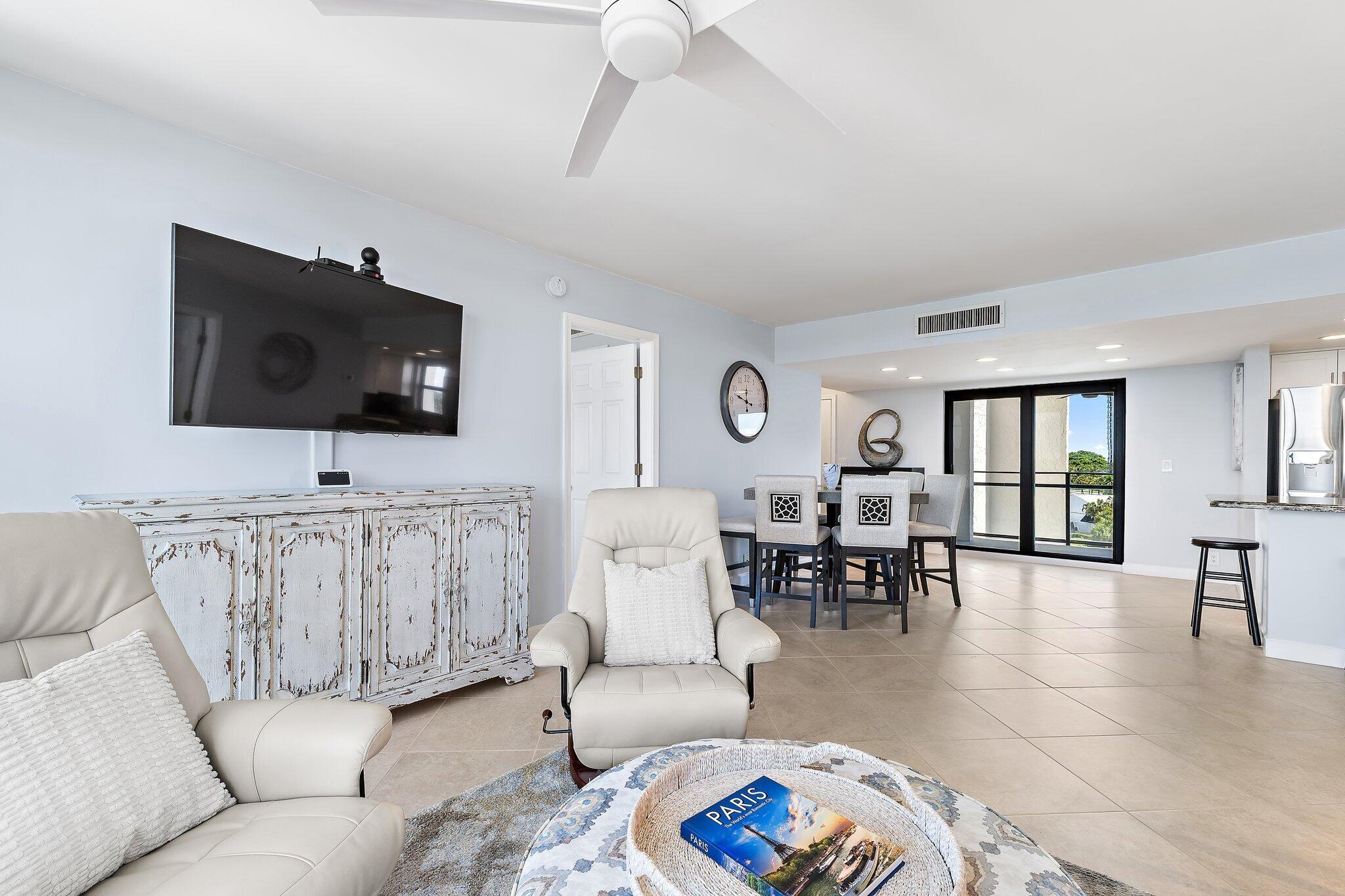 336 Golfview Road, Unit 619 North Palm Beach, FL 33408 - Photo 4 of 55 Living Room 4
