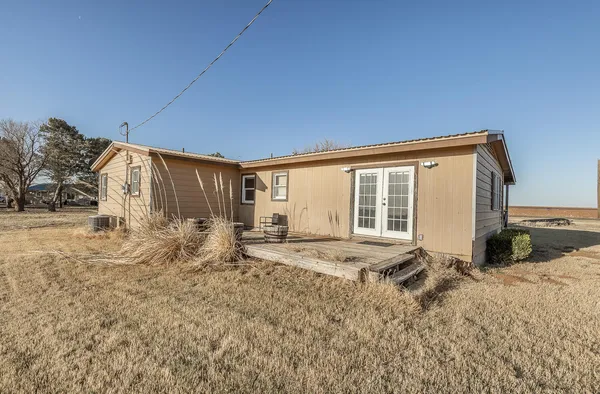 a view of backyard of the house
