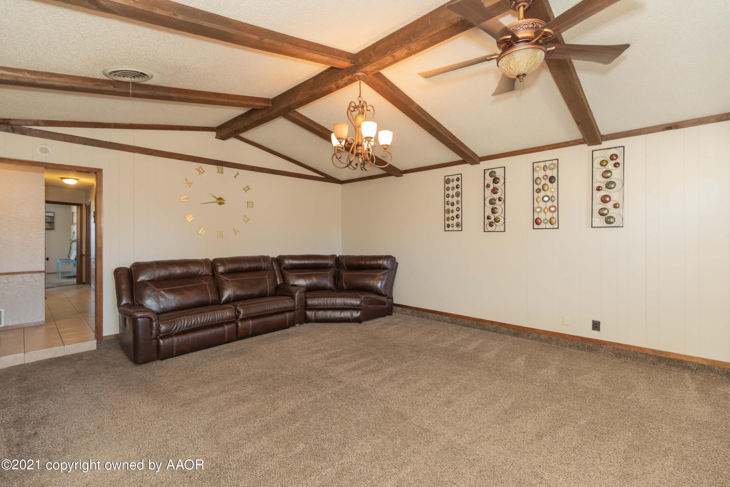 8100 Santa Fe Trail Amarillo, TX 79110 - Photo 9 of 35 a living room with furniture