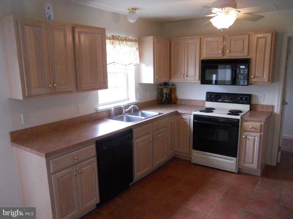 16 Limestone Court Lititz, PA 17543 - Photo 3 of 27