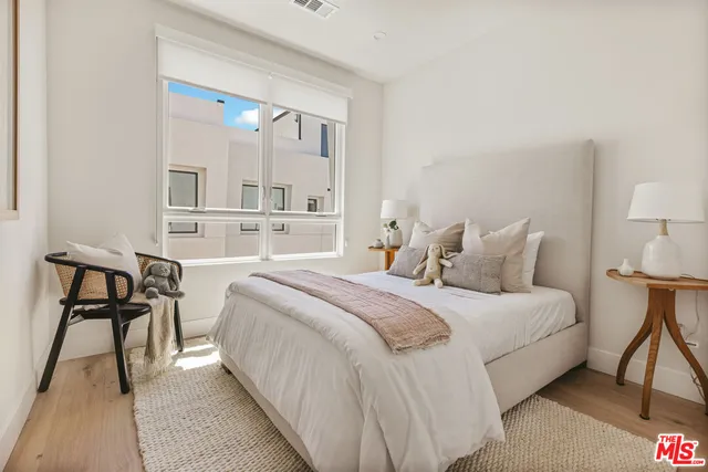 $11,000 | 3218 South Barrington Avenue, Los Angeles, CA 90066