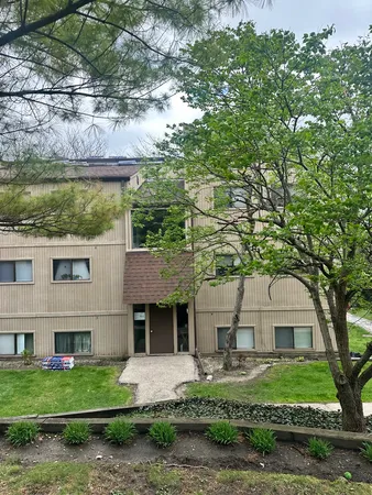 $140,000 | 49 Oak Hill Colony Street, Unit 5, Fox Lake, IL 60020