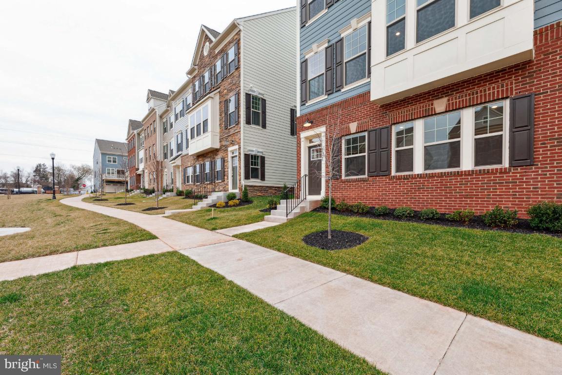 9326 Barnes Loop Manassas, VA 20110 - Photo 3 of 35